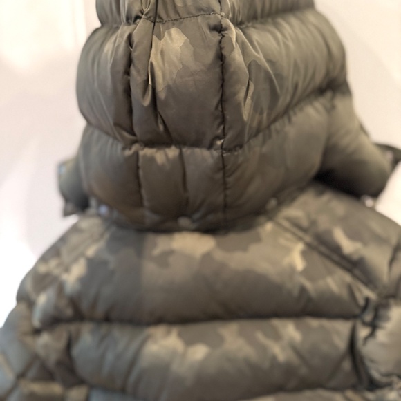 Moncler Boys Camo Puffer w/Hood, size 14 - Picture 10 of 10